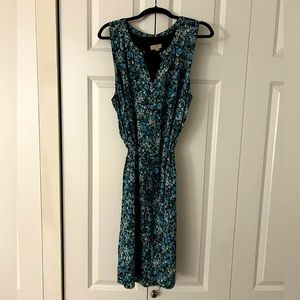 Sleeveless floral dress with tie